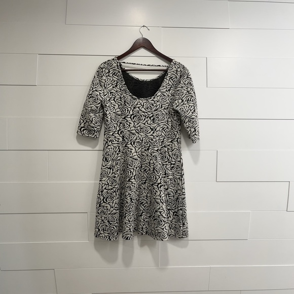 Dress - Picture 2 of 4